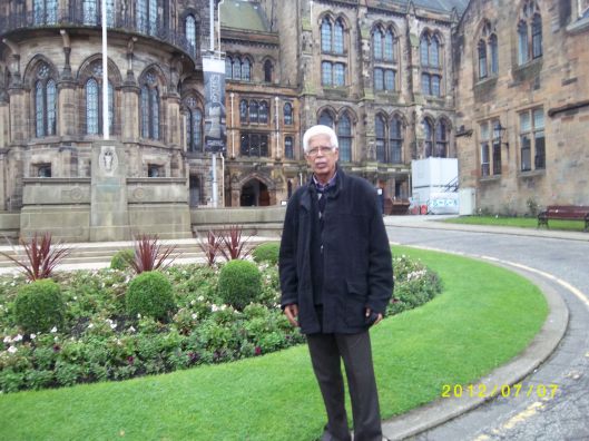 In front of Glasgow University
